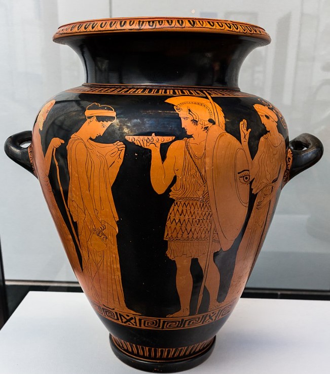 A warrior leaving home. Side A of an Attic red-figure stamnos attributed to the Kleophon Painter: old man with staff (father), woman (wife), hoplite holding phiale, woman (mother). From Vulci, 440–430 BCE, height: 43,5 cm. Staatliche Antikensammlungen in Munich, Germany.
