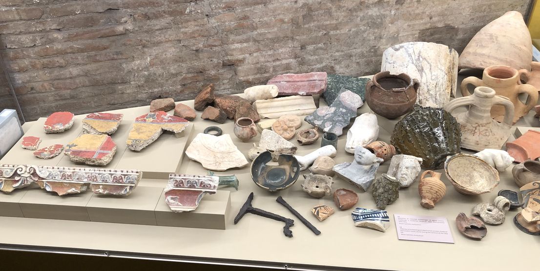 Display case with fragments related to the demolition of the Velia in the 1930s.