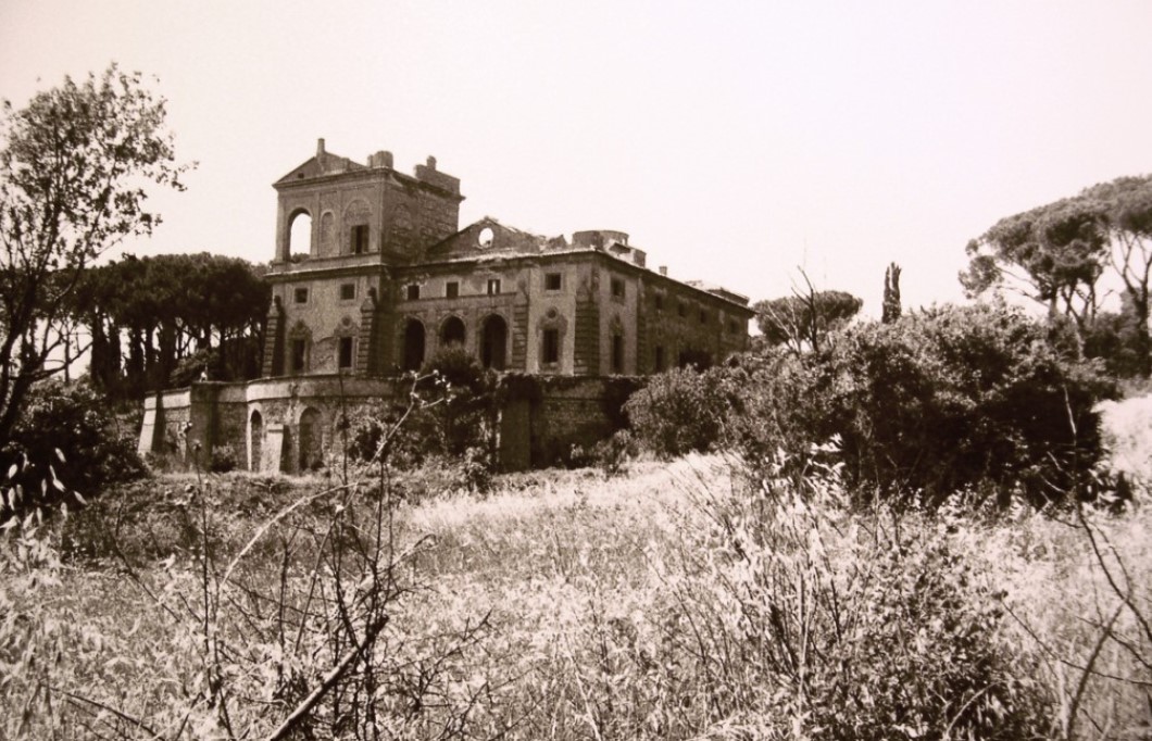 Villa Manzoni in a state of abandonment during the 1980s.